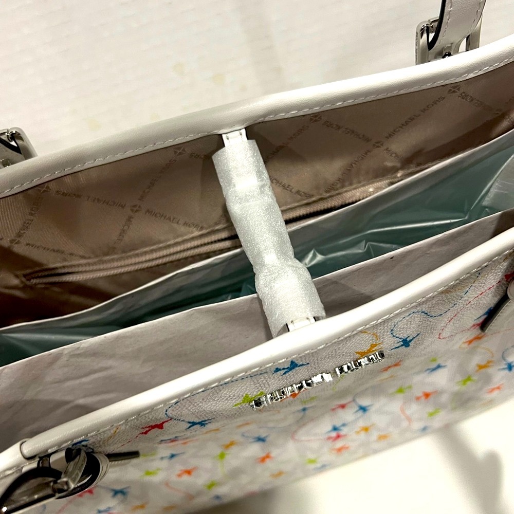 NEW! Michael Kors Jet Set Medium Carryall Tote Bag White/ Airplanes LAST ONE - Picture 5 of 9